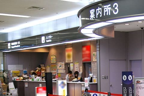 羽田空港国内線第1ターミナル南ウィング2つ目のレンタカー受付カウンター