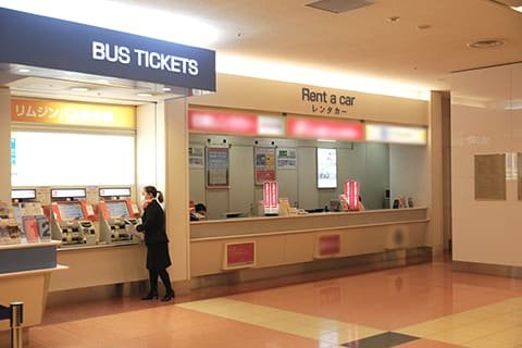 羽田空港国内線第2ターミナル1～3番到着口1つ目のレンタカー受付カウンター